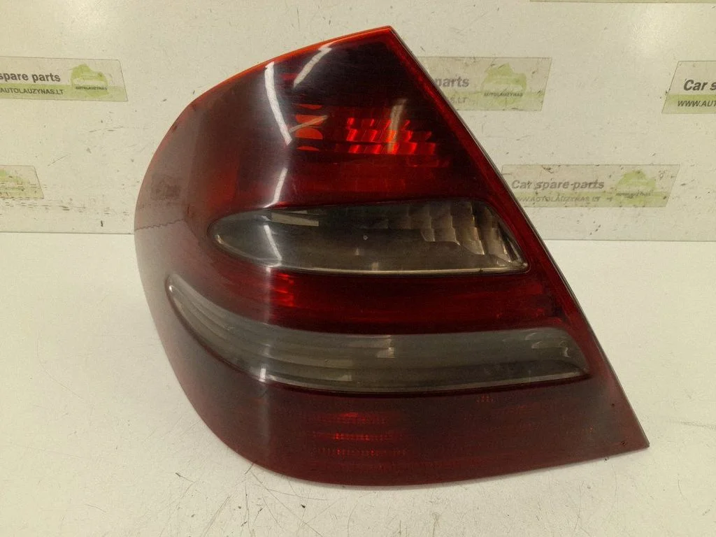 Rear/tail lights – left