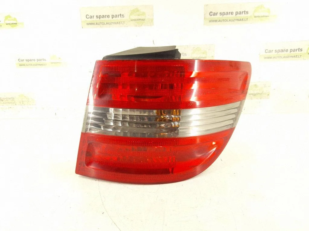 Rear/tail lights – right