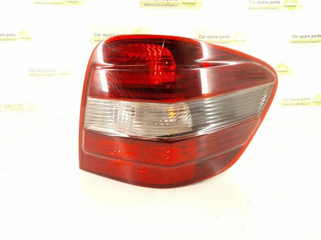 Rear/tail lights – right