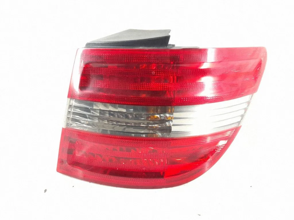 Rear/tail lights – right