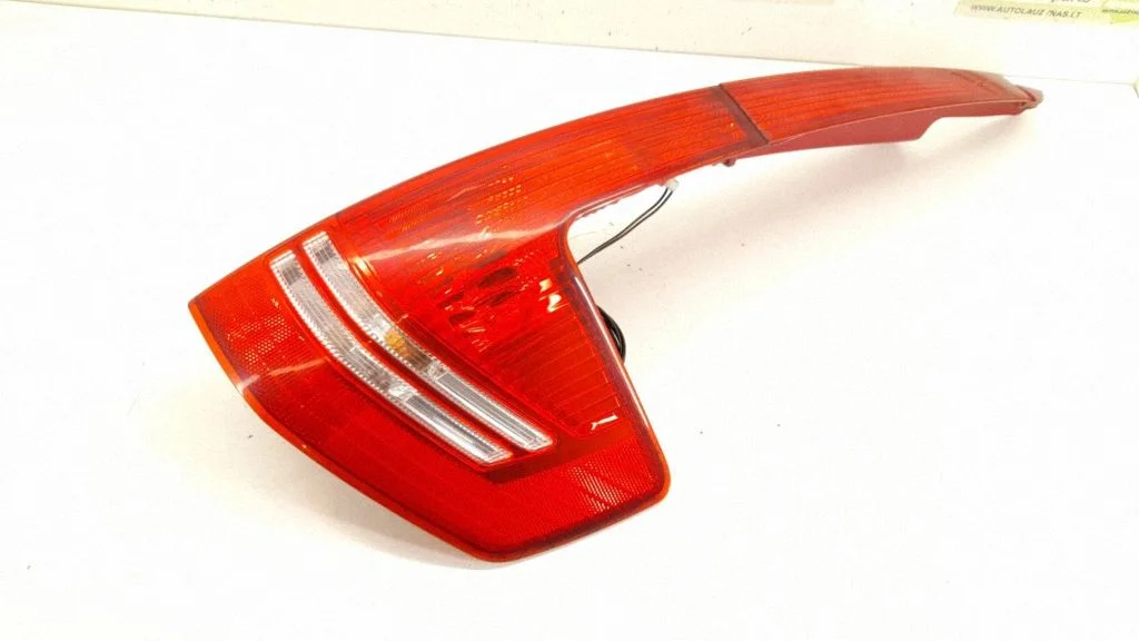 Rear/tail lights – right