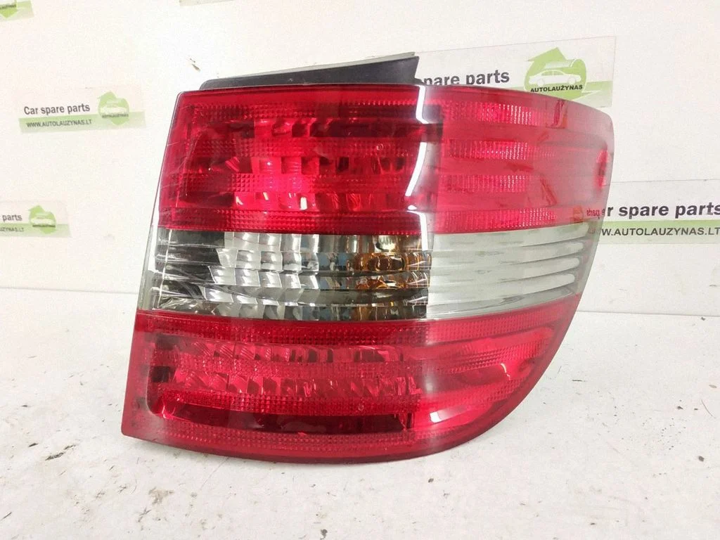 Rear/tail lights – right