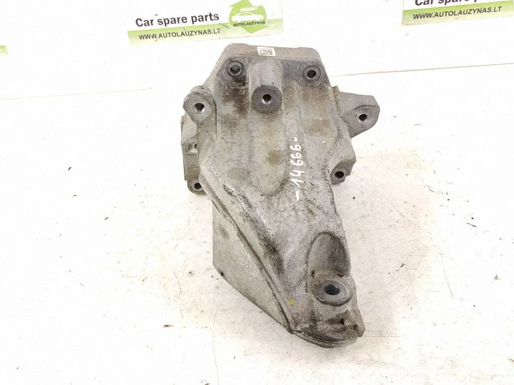 Engine mounting bracket – left
