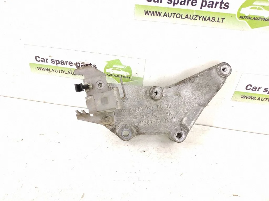 Engine mounting bracket – left