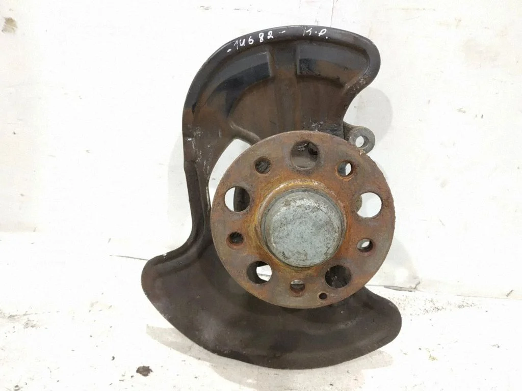Front wheel hub – front left