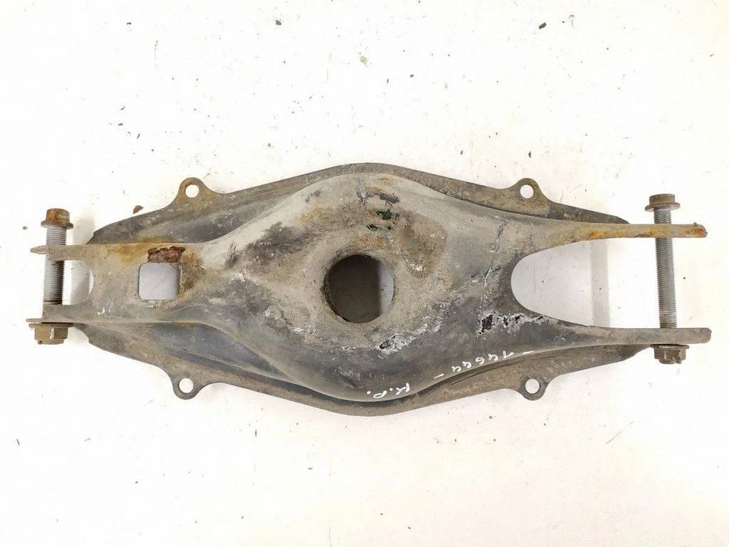 Rear control arm – left