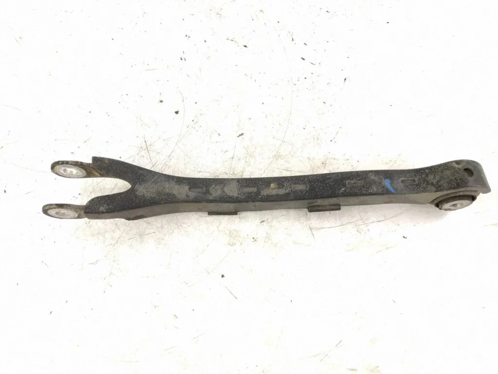 Rear control arm – left