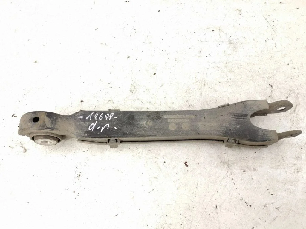 Rear control arm – right