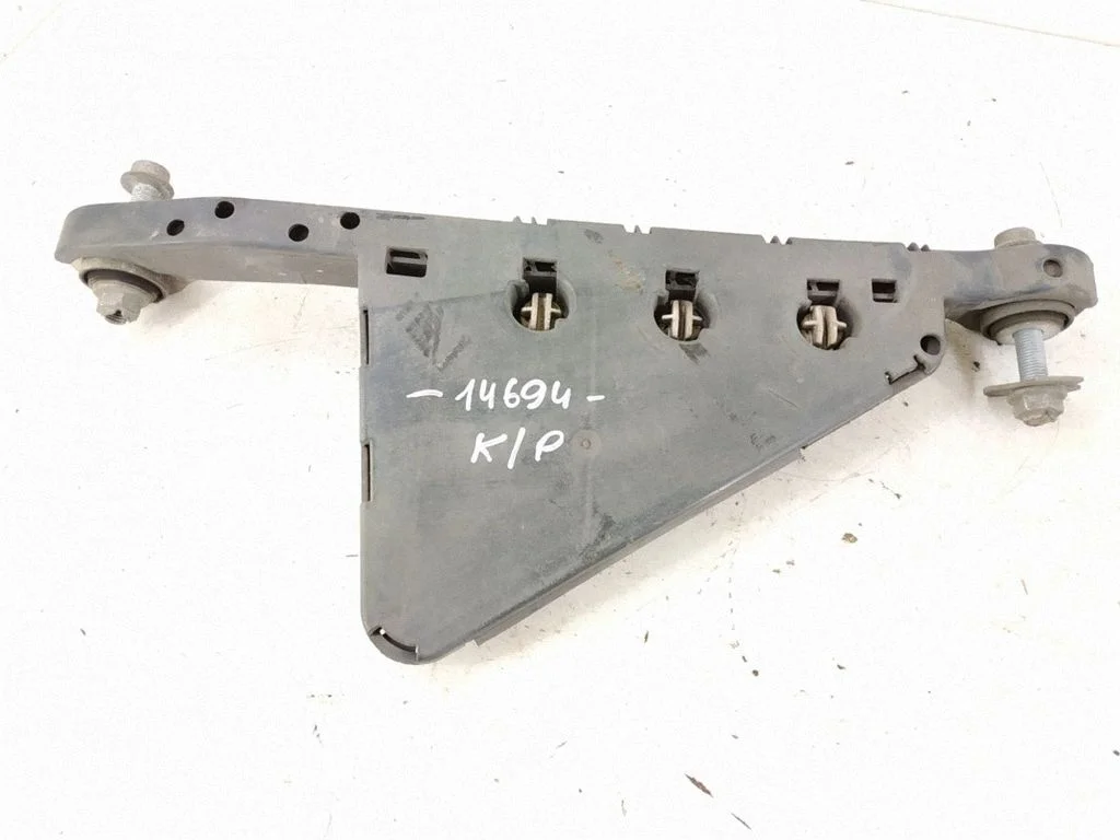 Rear control arm – left