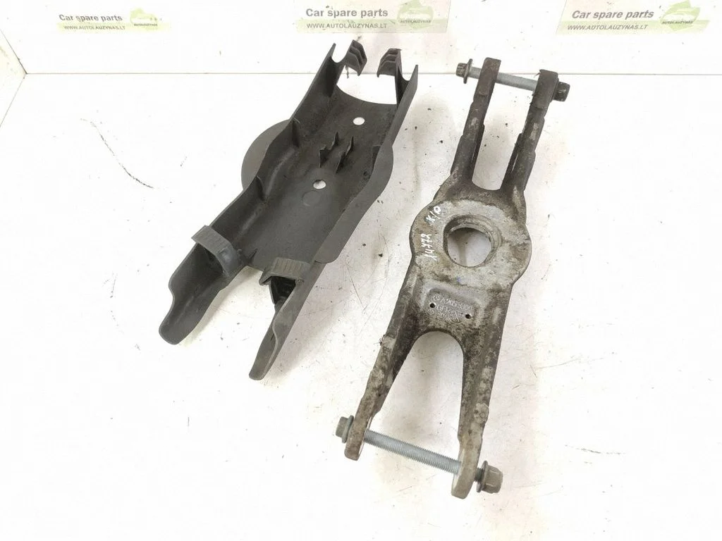 Rear control arm – left