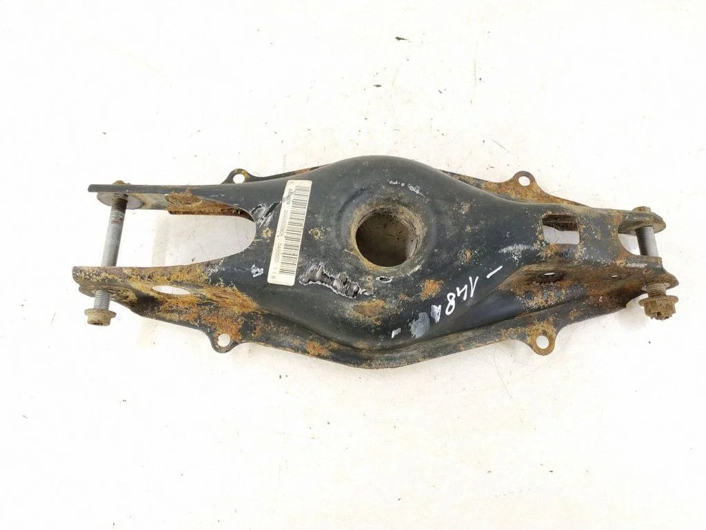 Rear control arm – left
