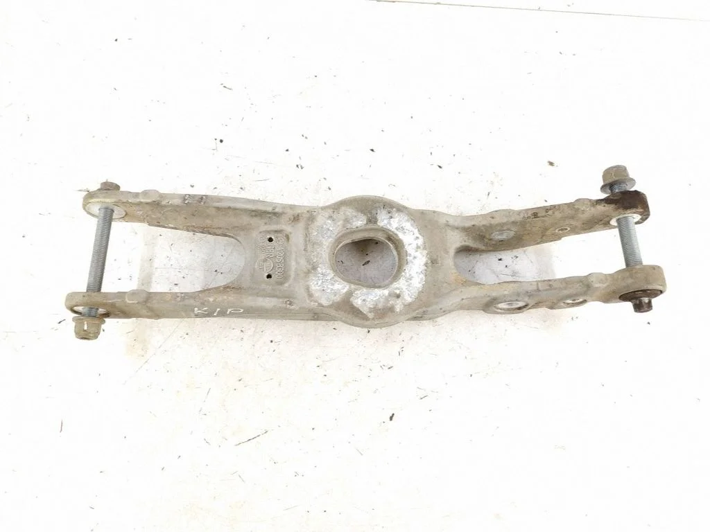 Rear control arm – left