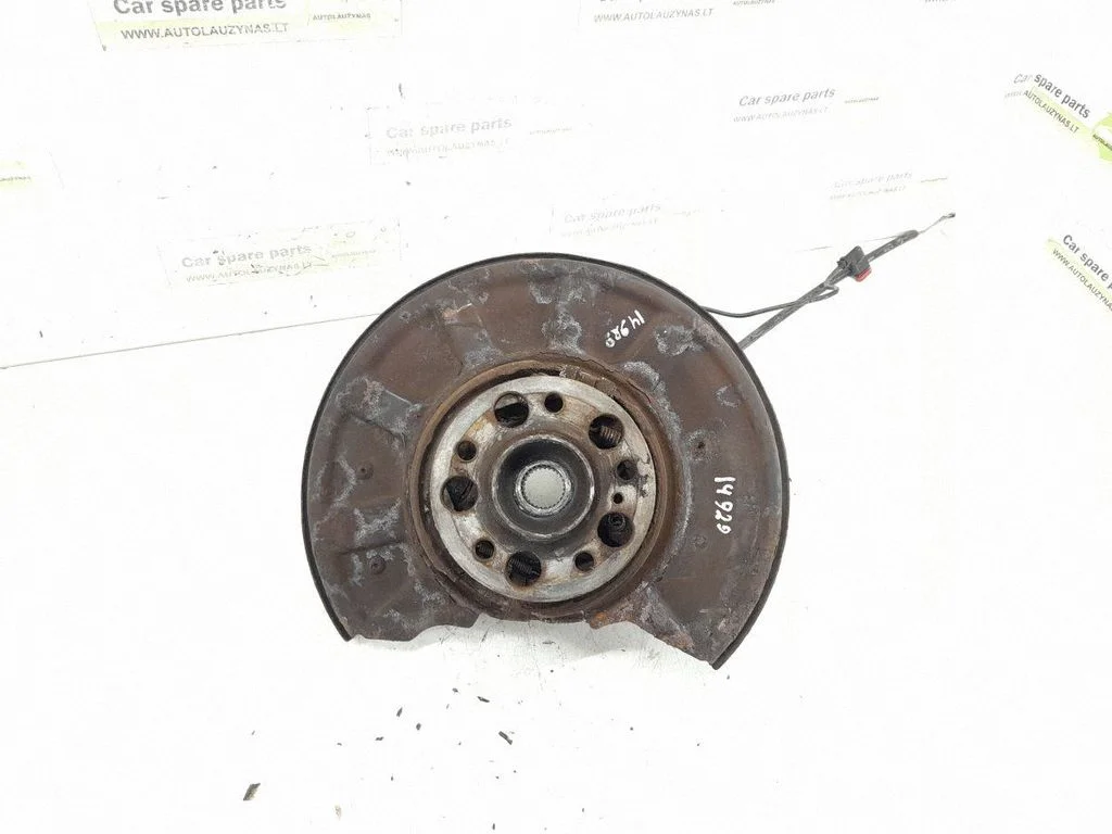 Rear wheel hub – rear right