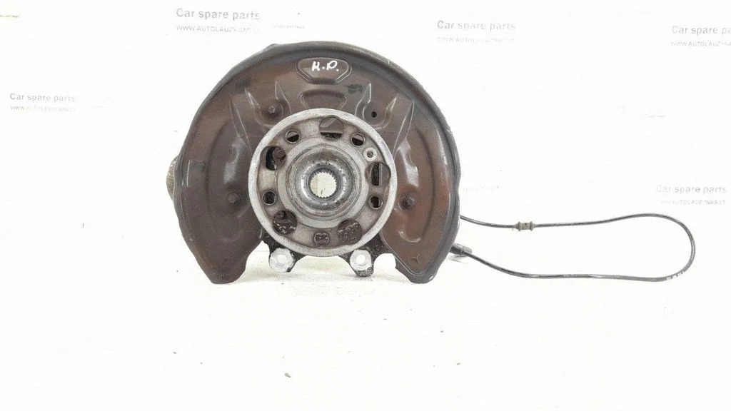 Rear wheel hub – rear left
