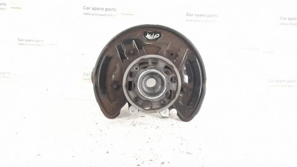 Rear wheel hub – rear left