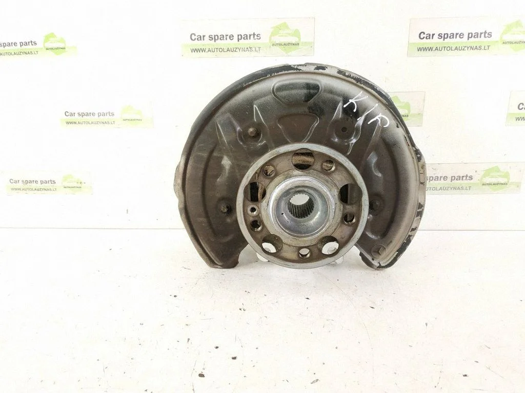 Rear wheel hub – rear left