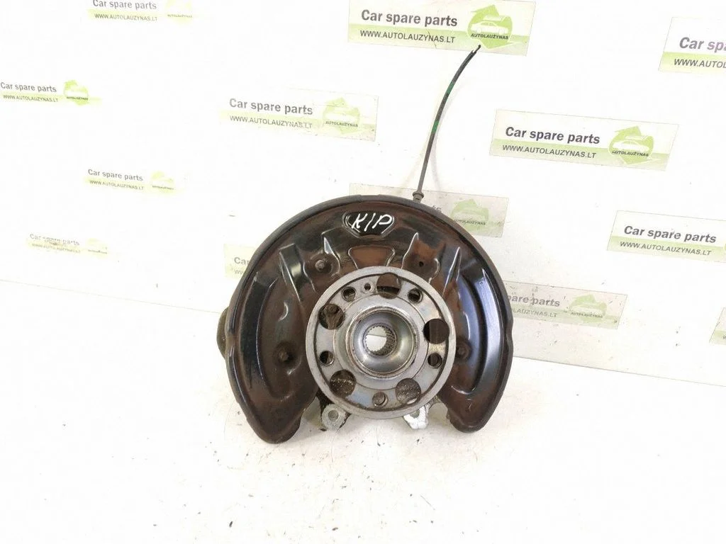 Rear wheel hub – rear left