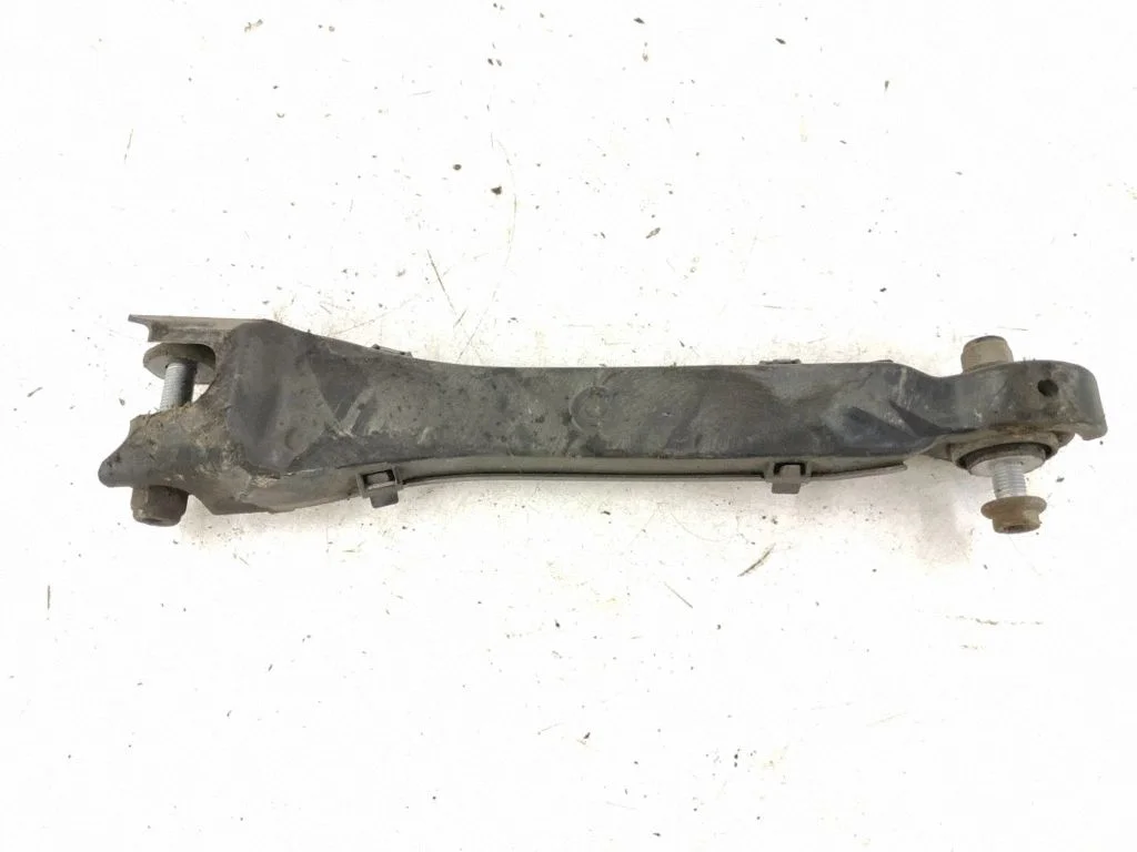 Rear control arm – left
