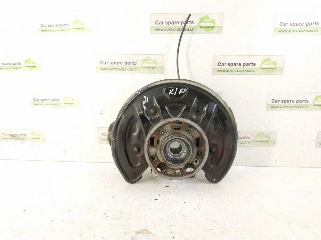 Rear wheel hub – rear left