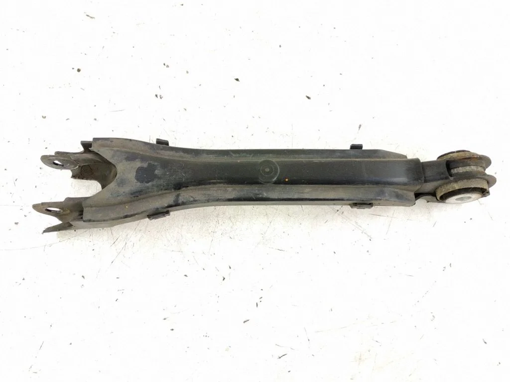 Rear control arm – left