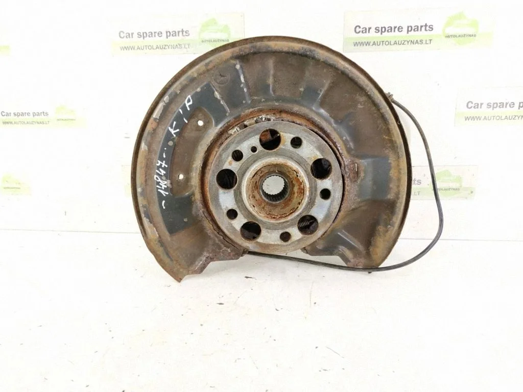 Rear wheel hub – rear left