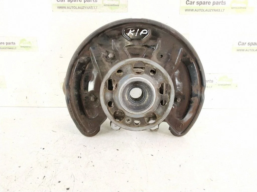 Rear wheel hub – rear left