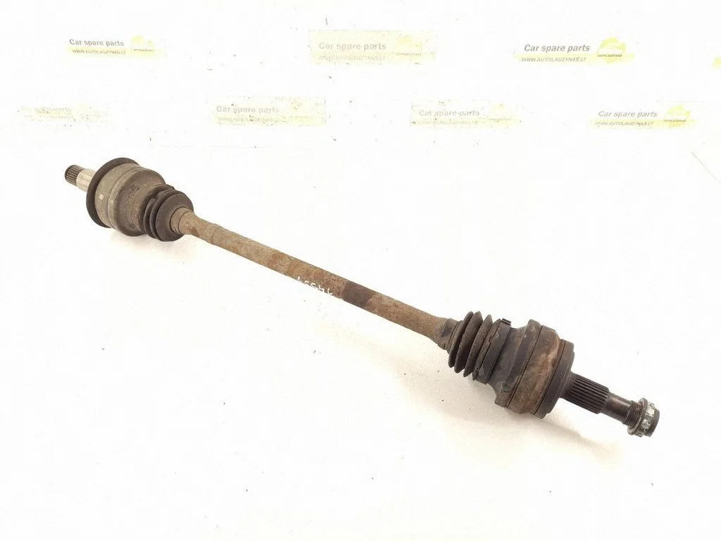 Tagumine pooltelg – tagumine parem
