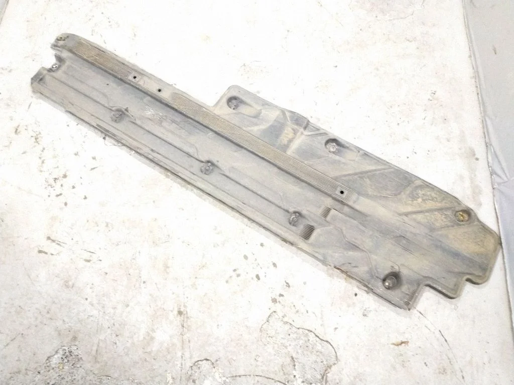 Engine splash shield/under tray – right
