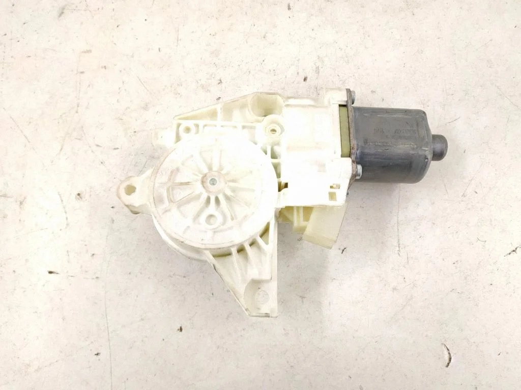 Rear door window regulator motor – rear right