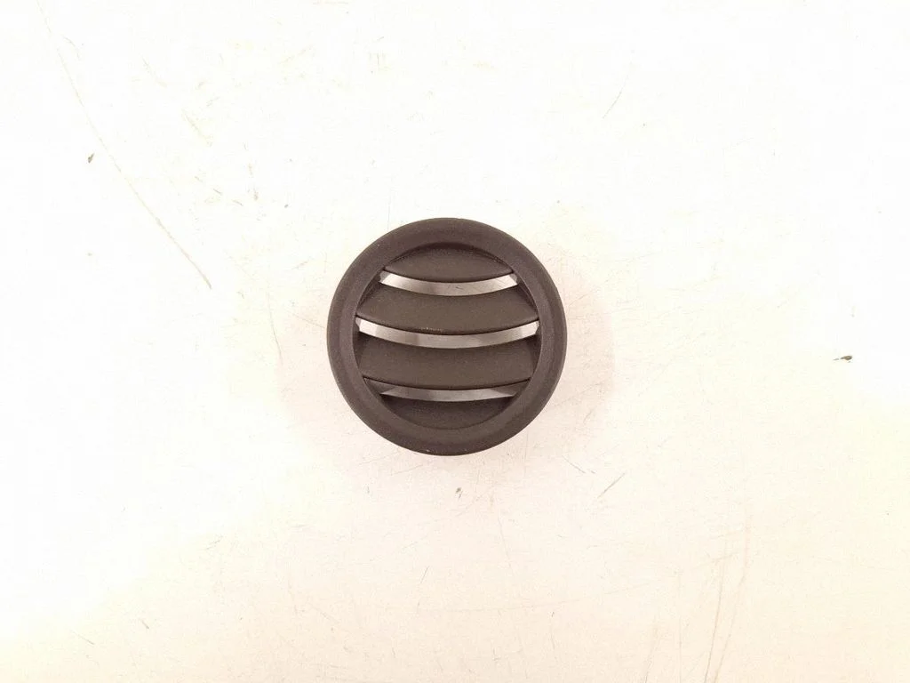 Dashboard side air vent grill/cover trim – front right