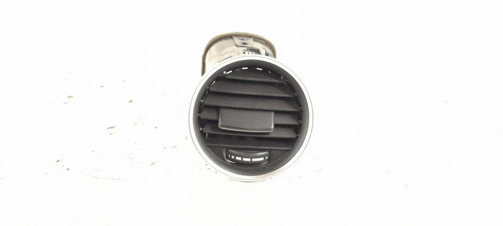Dashboard side air vent grill/cover trim – front right