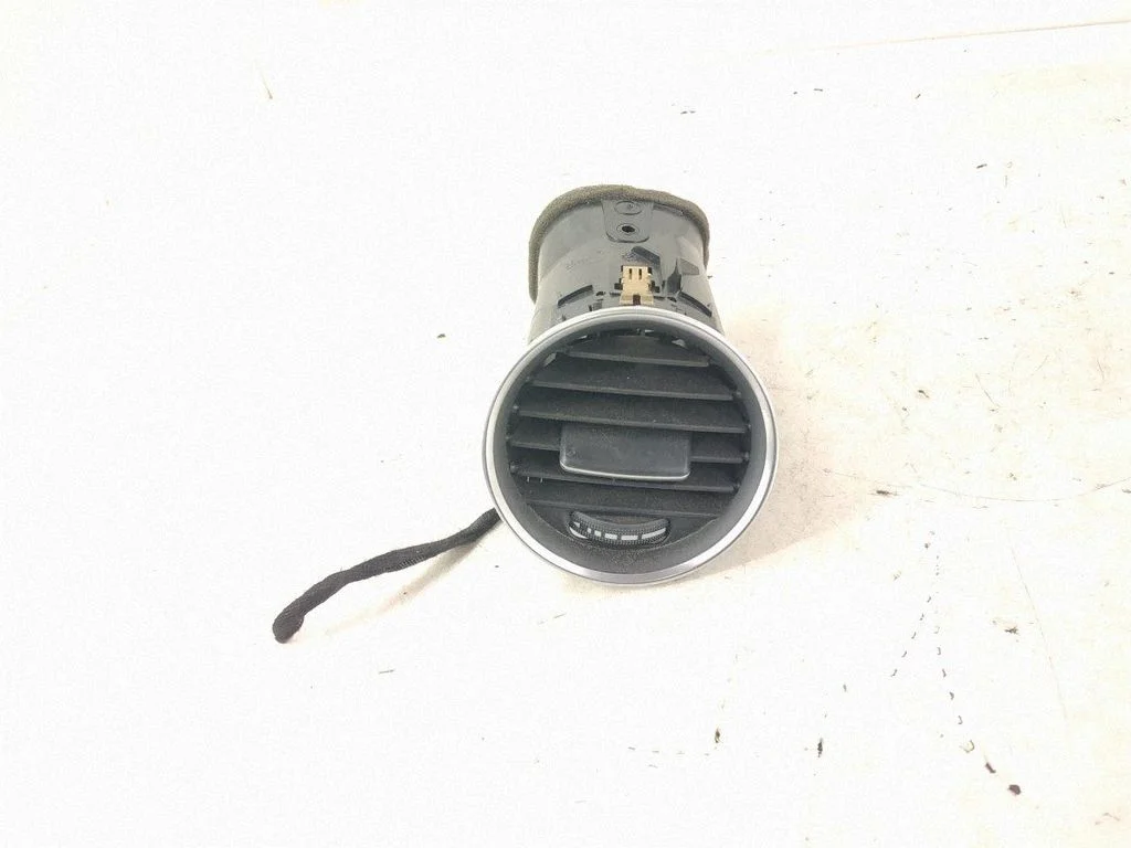 Dashboard side air vent grill/cover trim – front right