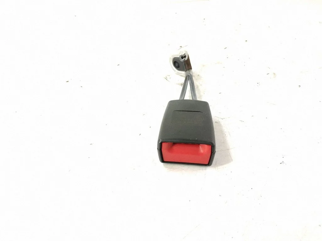 Rear seatbelt buckle – rear right