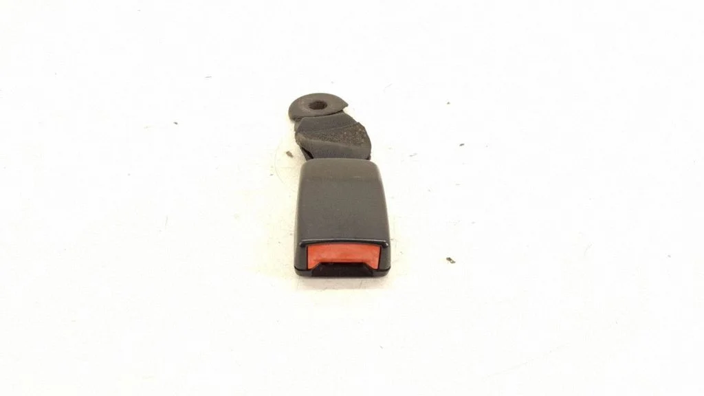 Middle seatbelt buckle (rear) – centre