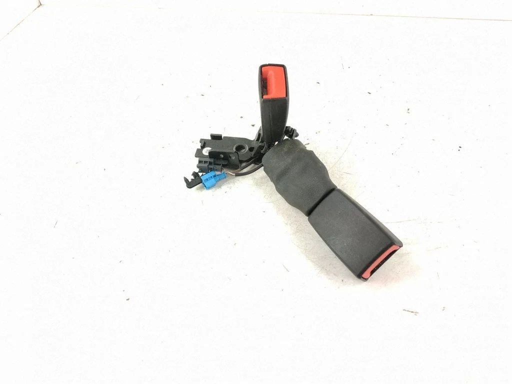 Middle seatbelt buckle (rear) – centre
