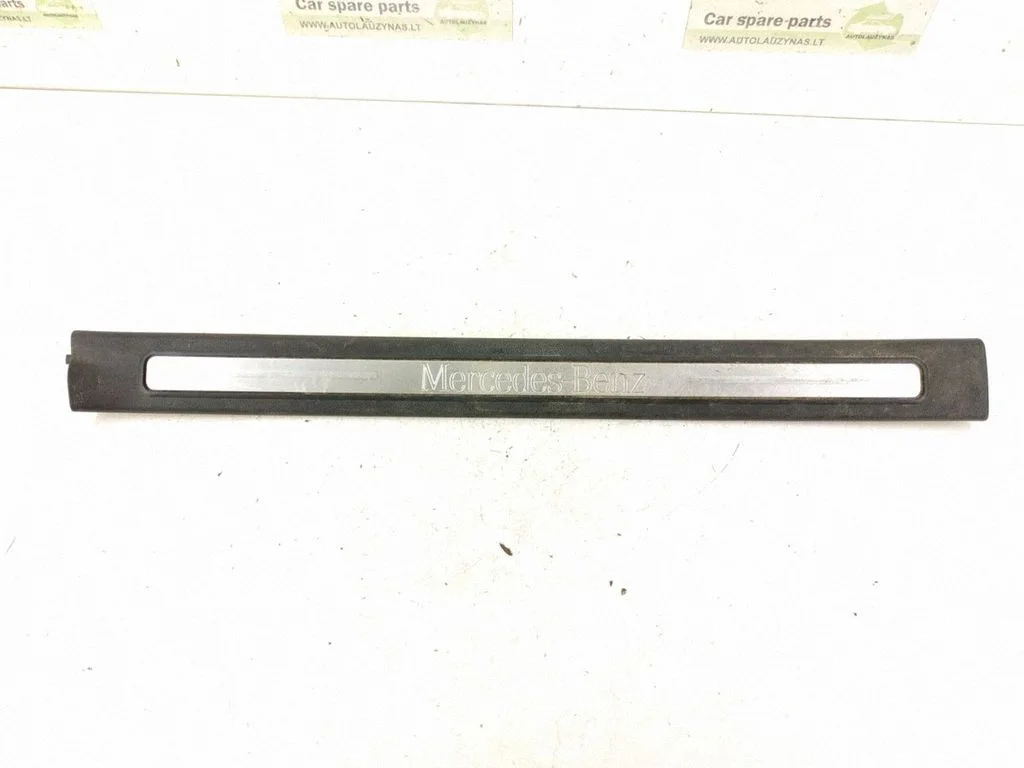 Front sill trim cover – front right