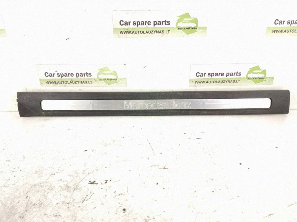 Front sill trim cover – front right
