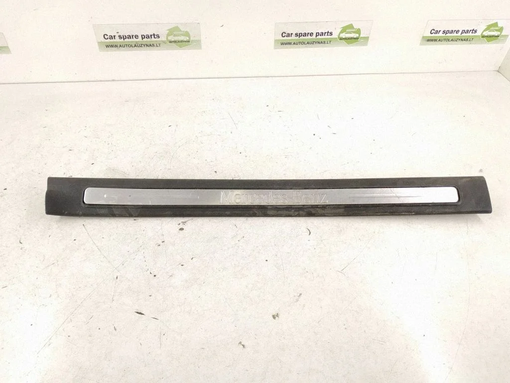 Front sill trim cover – front right