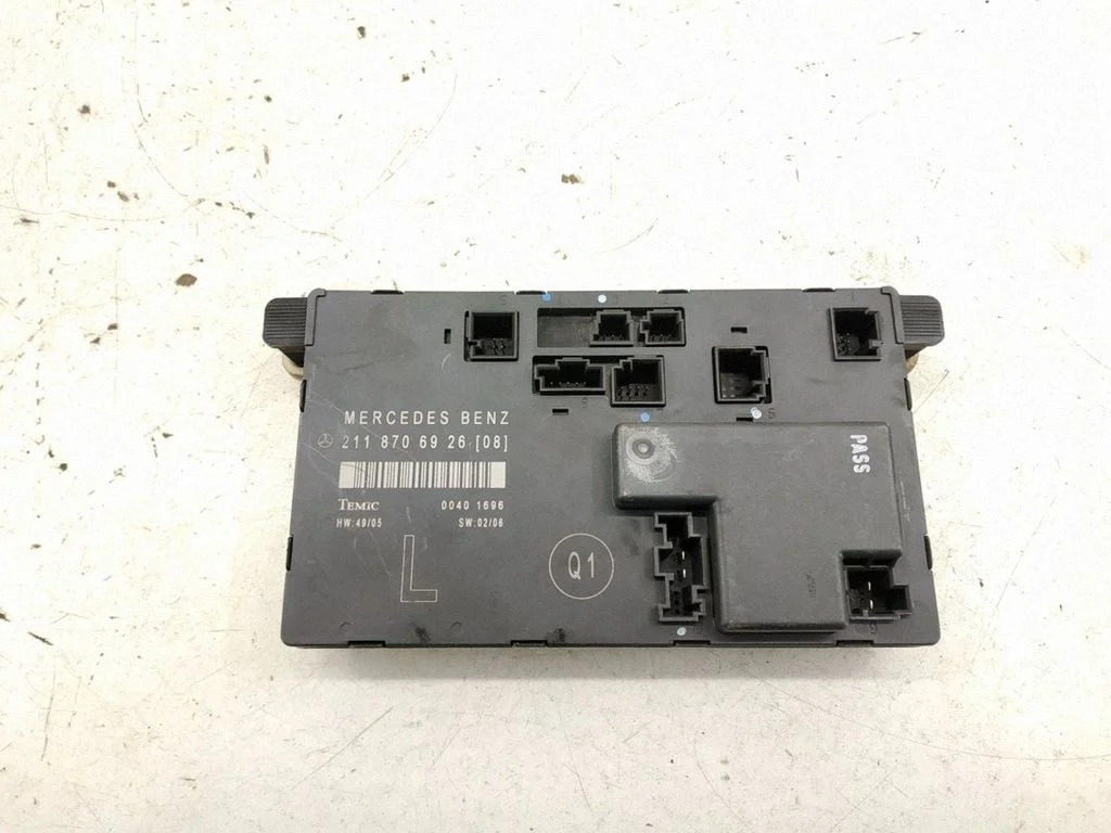 Durvju elektronikas vadības bloks – priekšējā kreisā