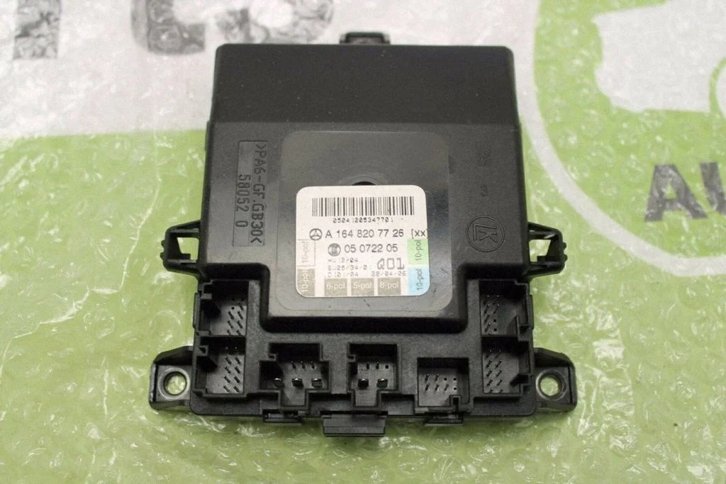 Durvju elektronikas vadības bloks – priekšējā kreisā