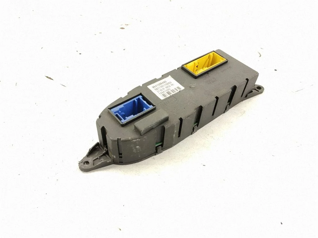 Durvju elektronikas vadības bloks – priekšējā labā