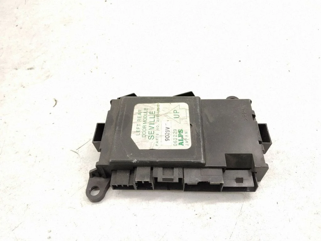 Durvju elektronikas vadības bloks – aizmugurējā kreisā