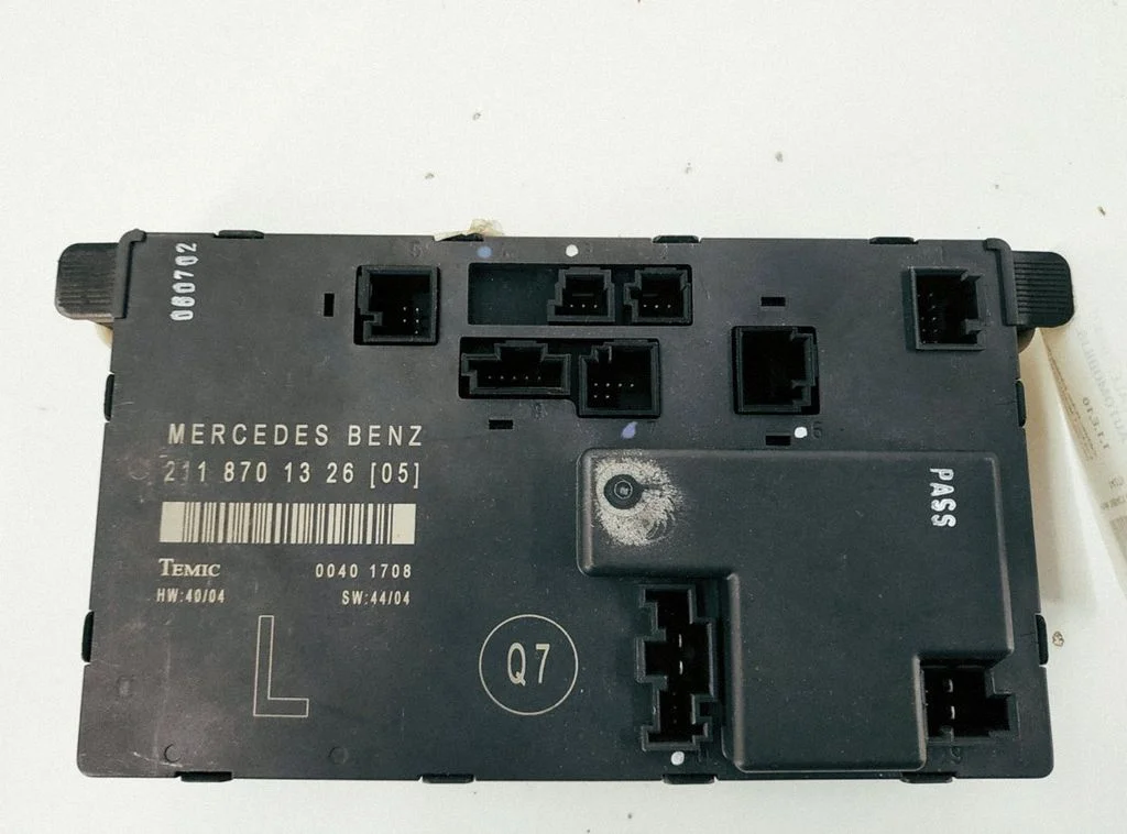 Durvju elektronikas vadības bloks – priekšējā kreisā