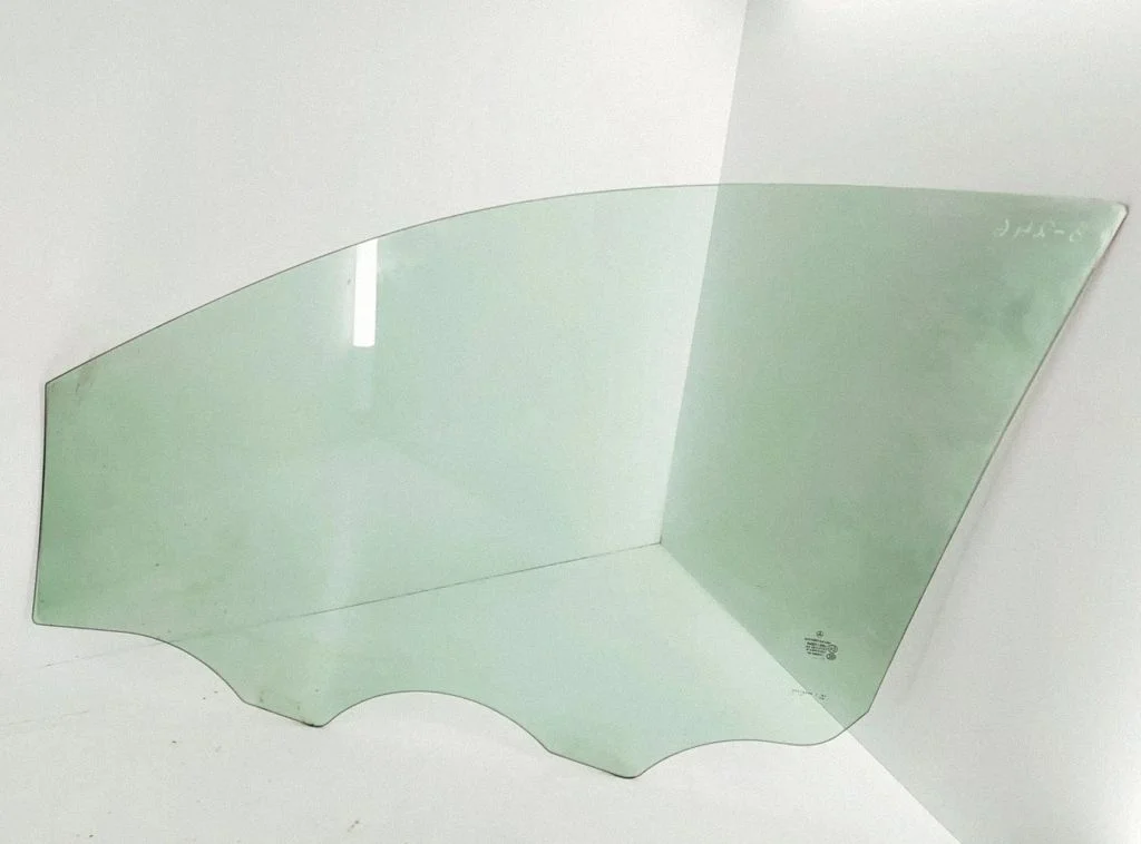 Front door window glass four-door 43R00049