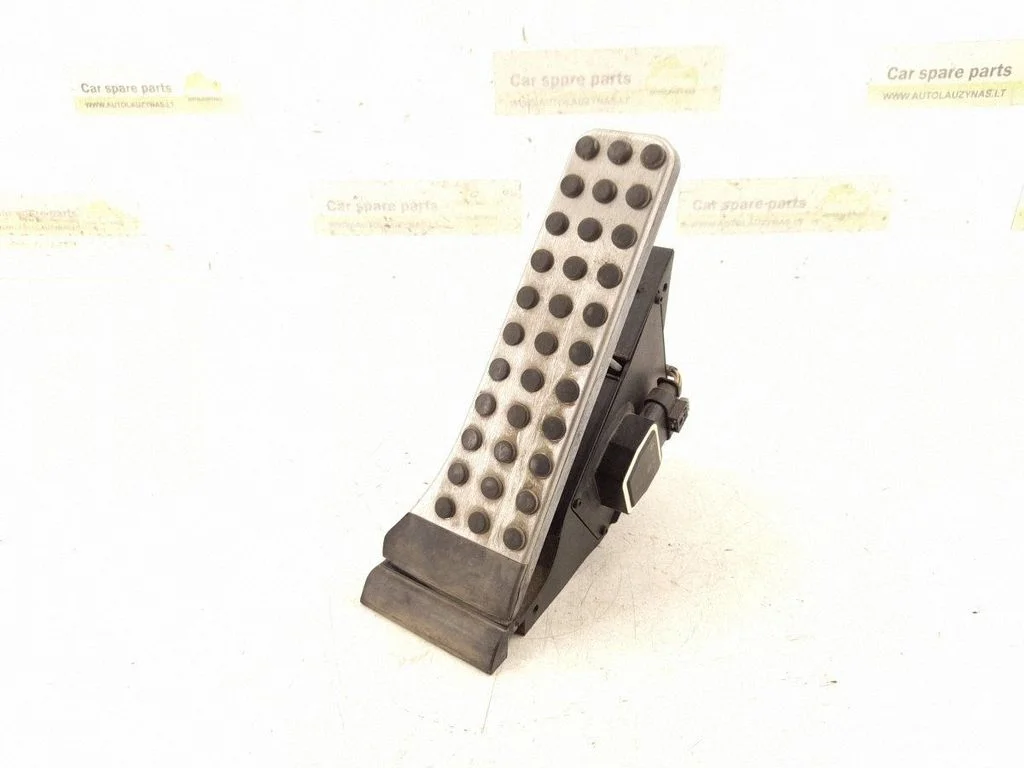 Accelerator throttle pedal