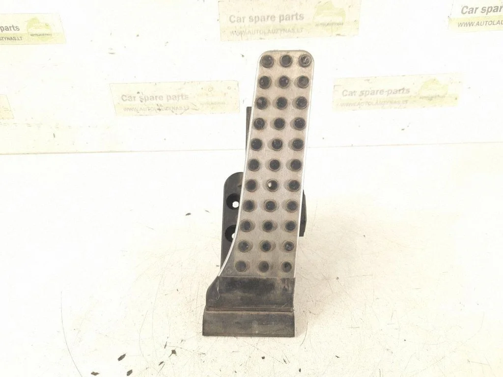 Accelerator throttle pedal