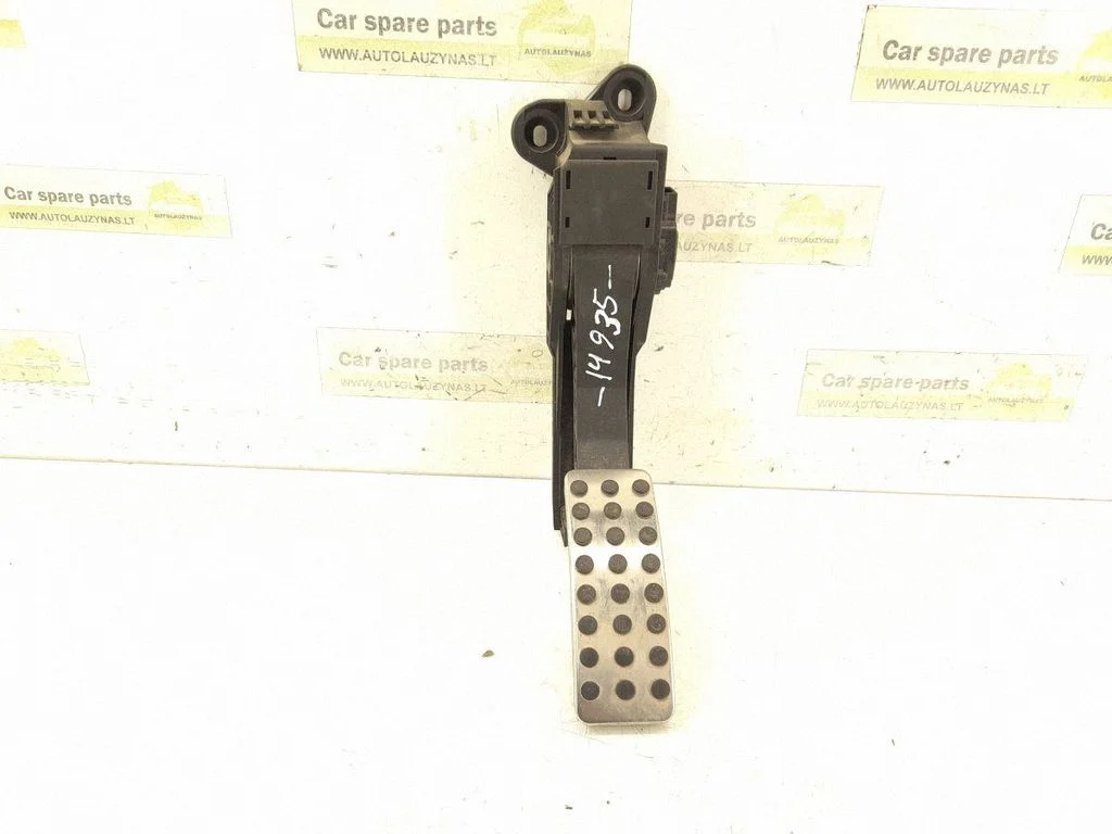 Accelerator throttle pedal