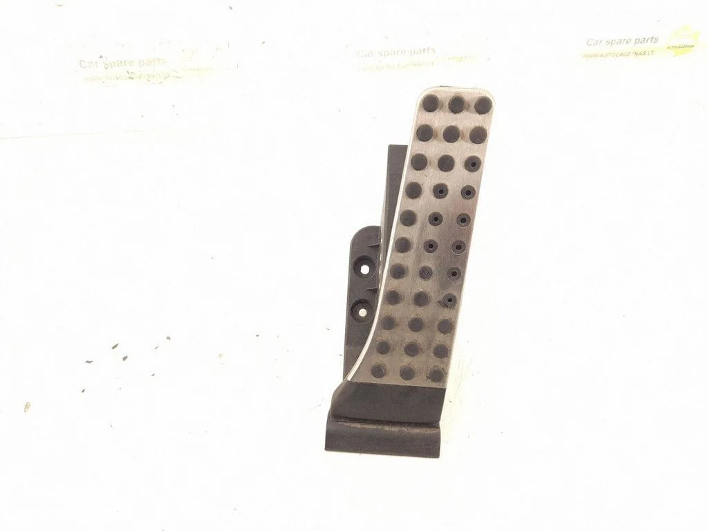 Accelerator throttle pedal