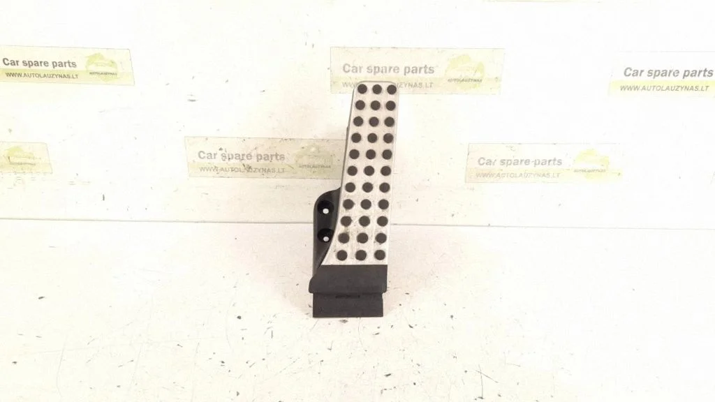 Accelerator throttle pedal