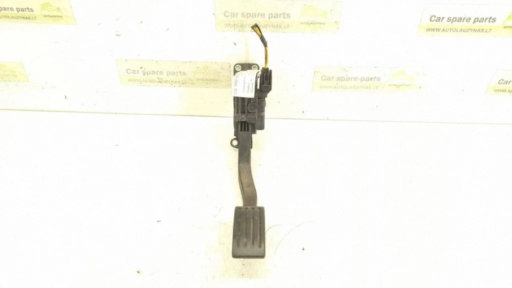Accelerator throttle pedal